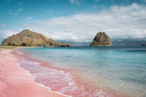 Pink Beach Lombok — pantai pasir merah muda unik